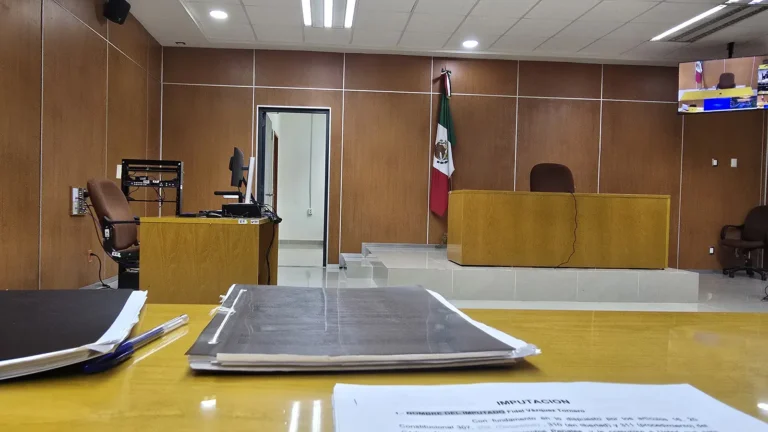 Sala de audiencias del Poder Judicial de Veracruz con un expediente sobre la mesa