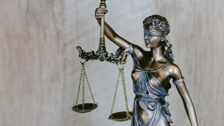 Balanza de la justicia y documentos jurídicos, representación de la garantía económica en el juicio de amparo.