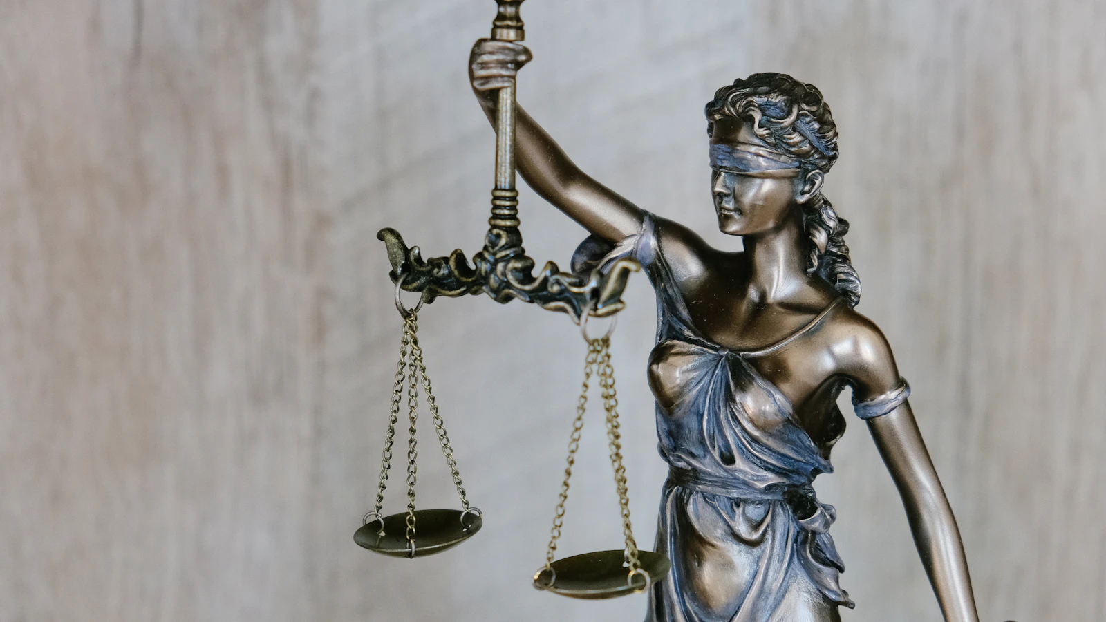 Balanza de la justicia y documentos jurídicos, representación de la garantía económica en el juicio de amparo.