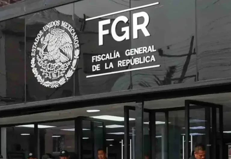 Letrero en una fachada de cristal con las siglas FGR, el texto Fiscalía General de la República y el escudo de los Estados Unidos Mexicanos.