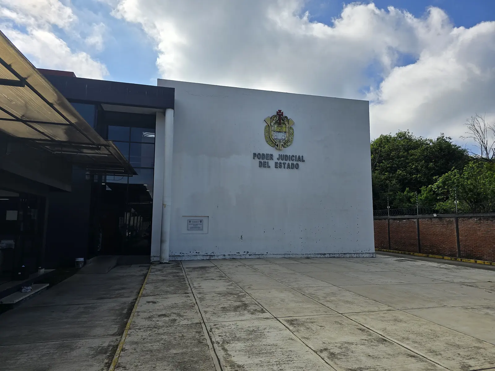 Exterior del Poder Judicial del Estado de Veracruz con escudo y denominación visibles