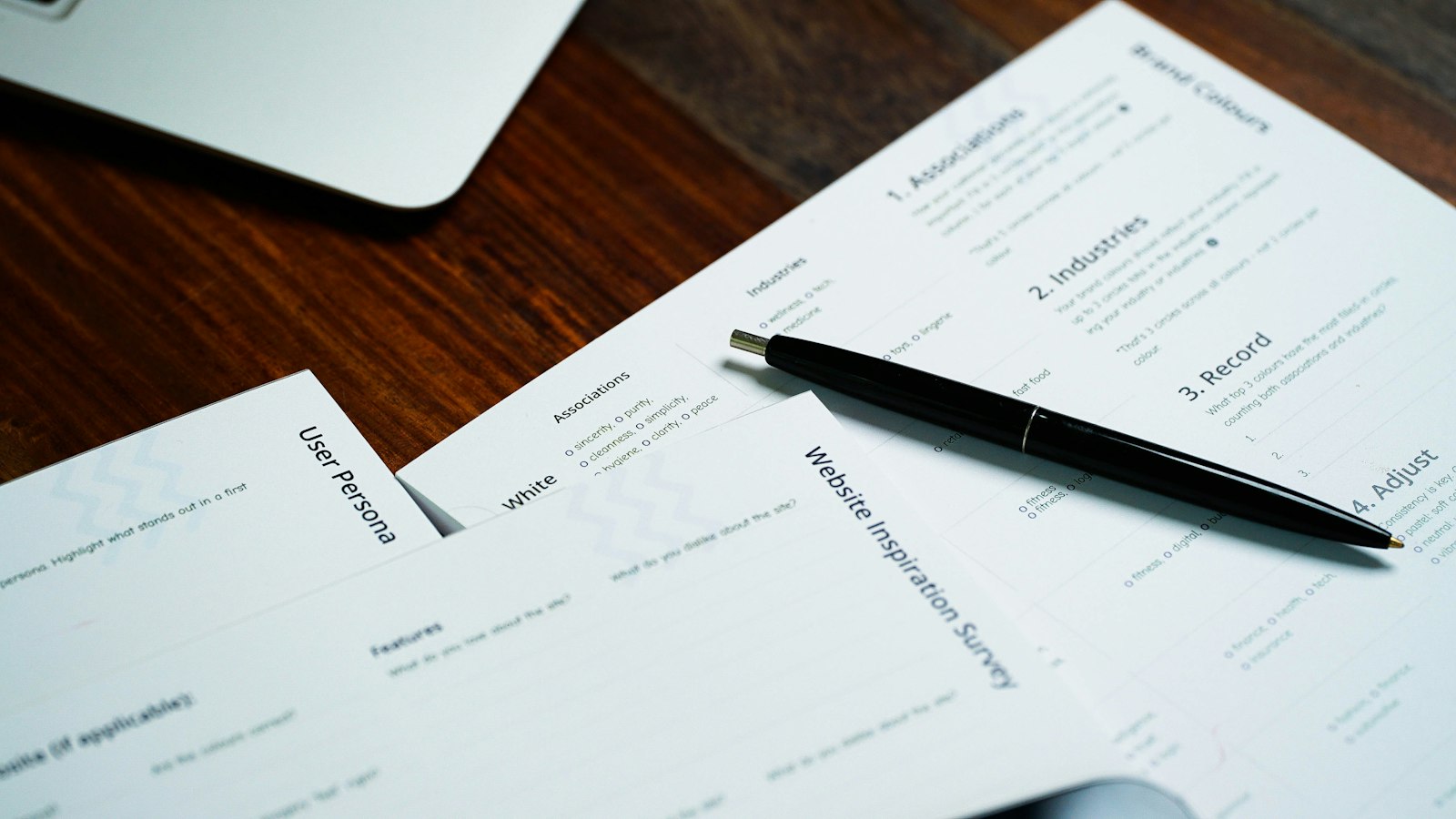 Documentos y bolígrafo para preparar un divorcio incausado en Veracruz