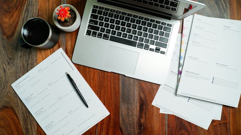 Escritorio de trabajo con computadora y documentos para revisión laboral empresarial