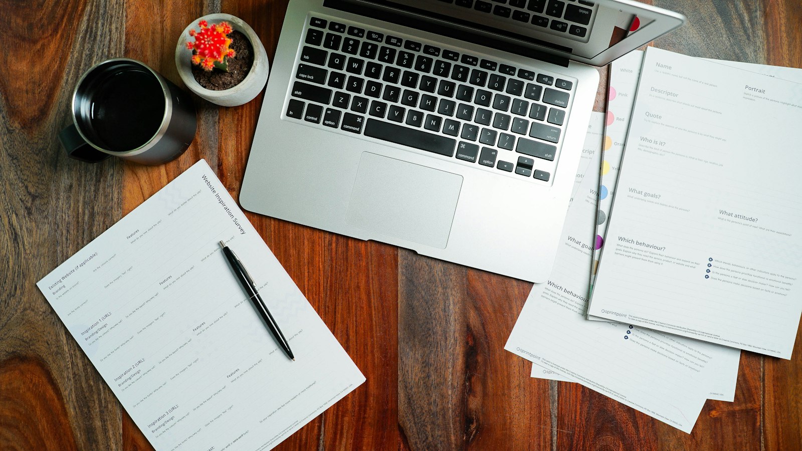 Escritorio de trabajo con computadora y documentos para revisión laboral empresarial