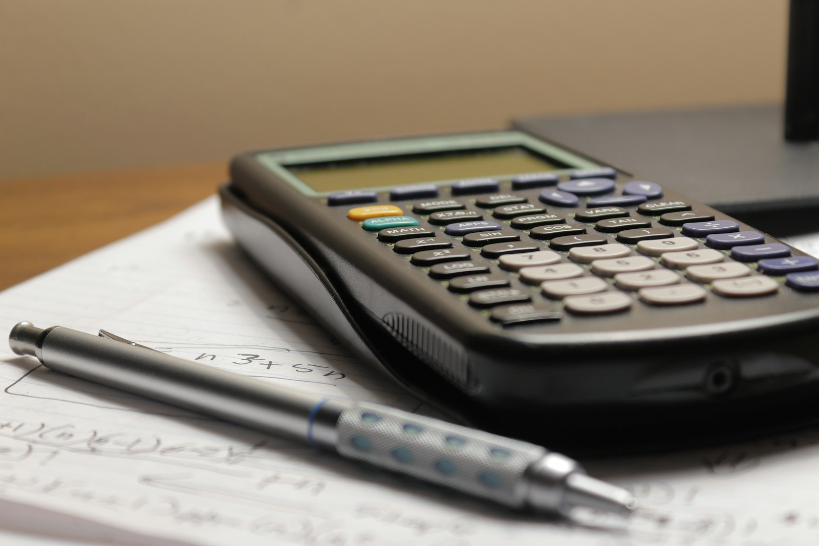 Calculadora, documentos y bolígrafo para revisar gastos de pensión alimenticia